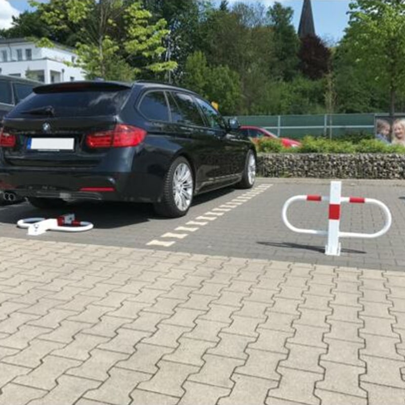 Neerklapbare parkeerbeugel verzinkt rood, met grote voetplaat en driekantsluiting 70x70mm, H=500mm